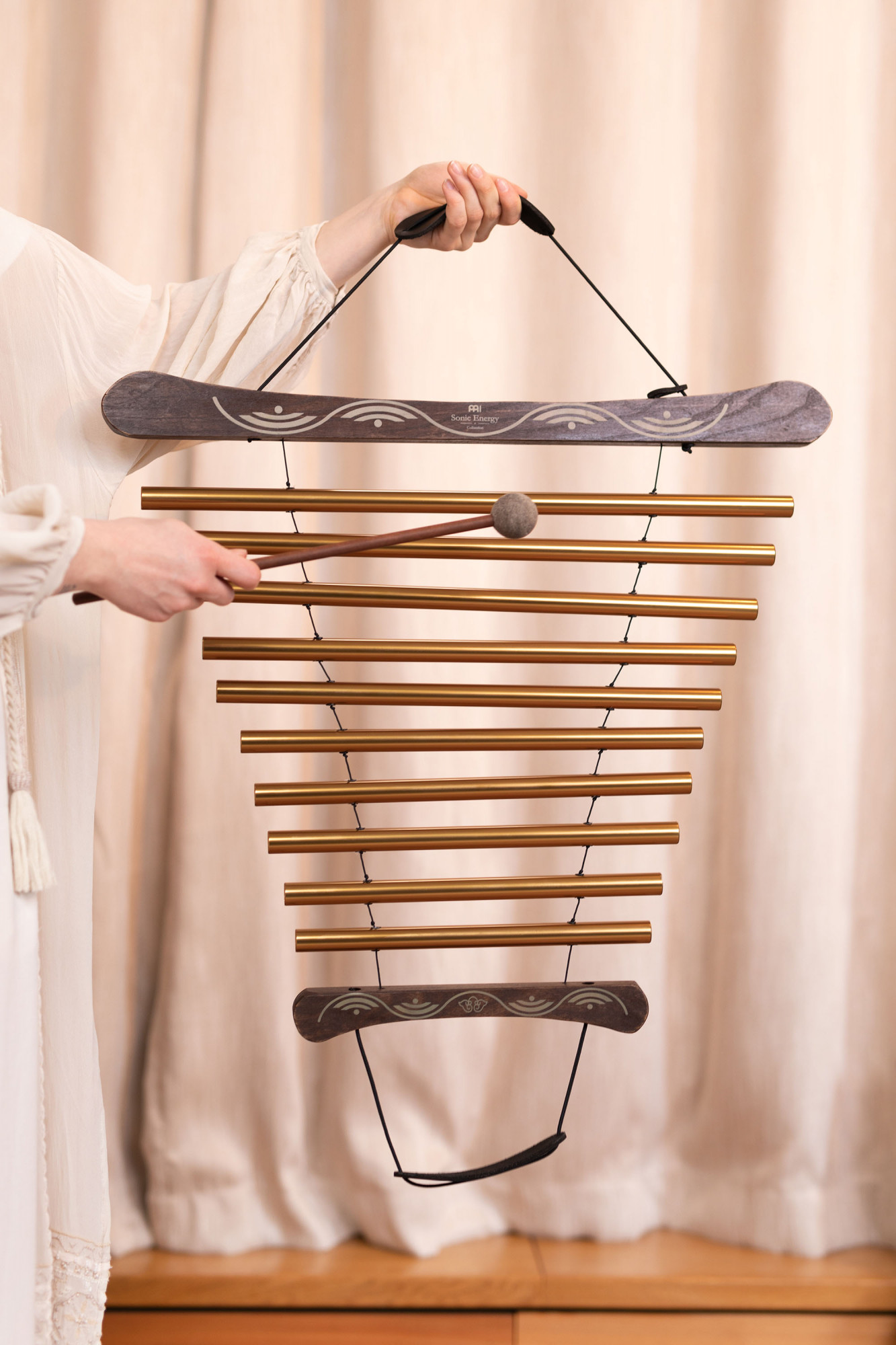 MFC10GMAB Sonic Energy Meditation Flow Chime, 35" / 88 cm, 440 Hz, 10 Töne, G Dur, Bronze MFC10GMAB Sonic Energy Meditation Flow Chime, 35" / 88 cm, 440 Hz, 10 Töne, G Dur, Bronze