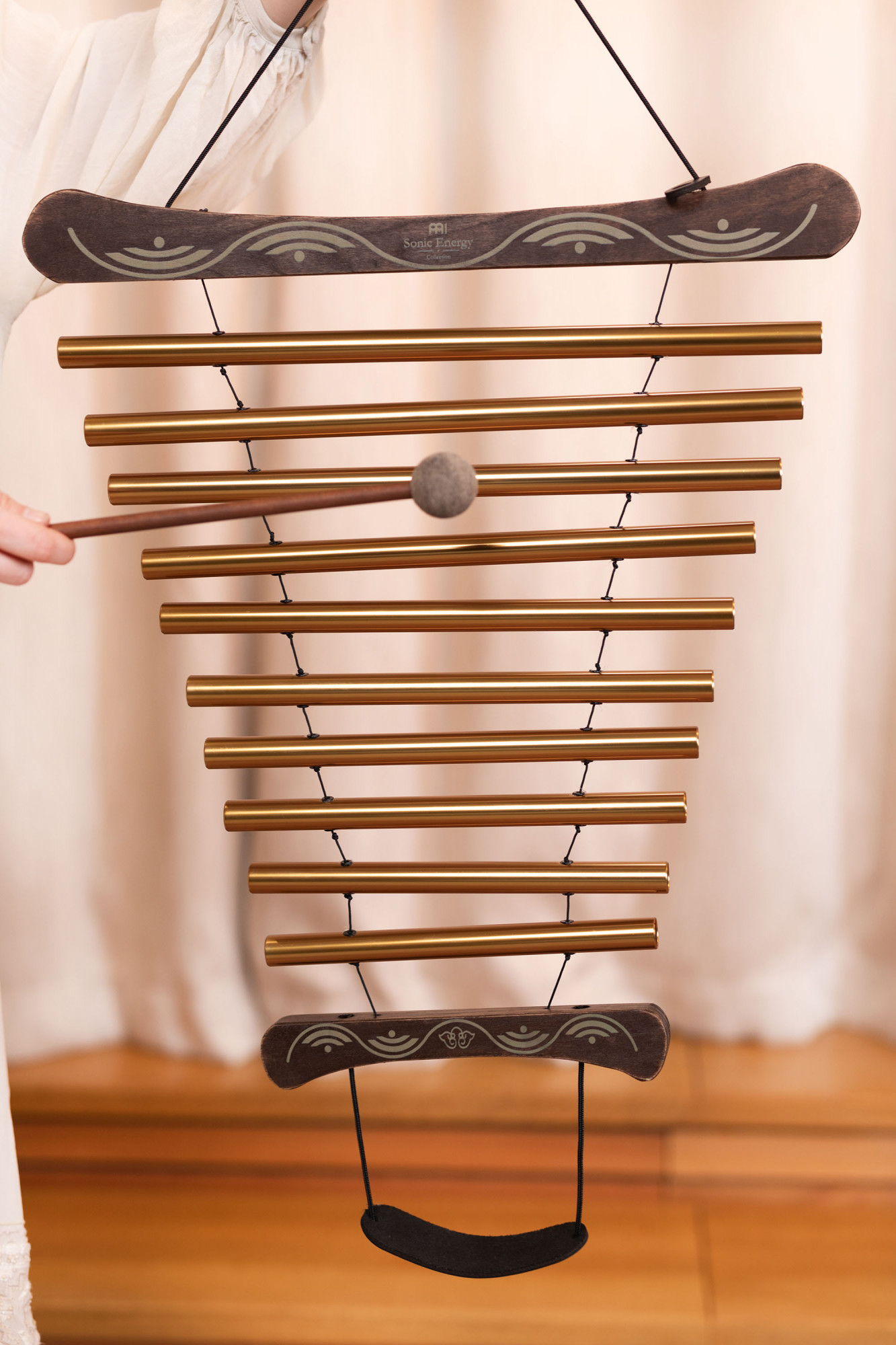 MFC10DMAB Sonic Energy Meditation Flow Chime, 35" / 88 cm, 440 Hz, 10 Töne, D Dur, Bronze MFC10DMAB Sonic Energy Meditation Flow Chime, 35" / 88 cm, 440 Hz, 10 Töne, D Dur, Bronze