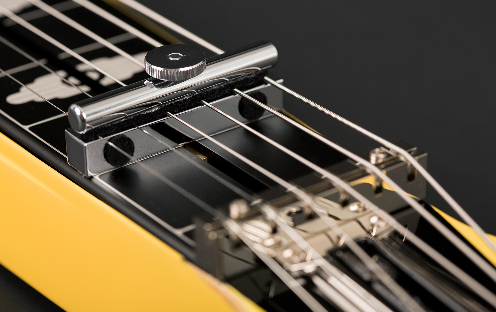 Pomona 6 Lapsteel yellow & black Pomona 6 Lapsteel yellow & black