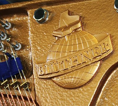 Modell B schwarz poliert, Messingbeschläge
